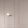 złote kinkiety z białą kulką do eleganckich wnętrz Kvarc Cleoni