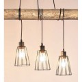 Trabo Short lampa z naturalnego drewna z trzema metalowymi czarnymi ażurowymi kloszami firmy Spotlight