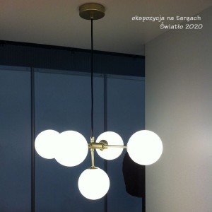 Mati lampa wisząca 5 białych szklanych kul mosiężny stelaż Candellux