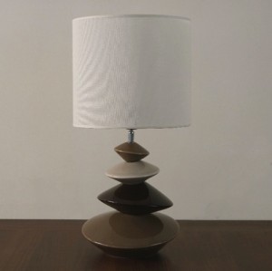 Iza biurkowa lampa z elementów ceramicznych z jasnym abażurem portugalskiej marki Envy